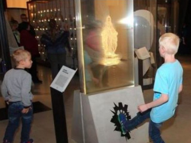 Museo de Estonia - Profanación de la imagen de la Virgen María