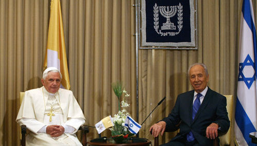 Anti-Papa Benedicto XVI y el Presidente Shimon Peres de Israel