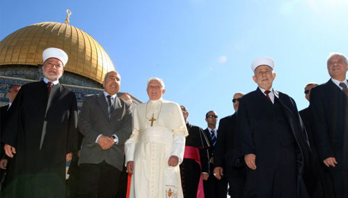 Anti-Papa Benedicto XVI y los musulmanes en la mezquita “Cúpula de la Roca”