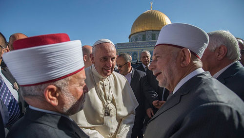 Anti-Papa Francisco y los musulmanes en la mezquita “Cúpula de la Roca”