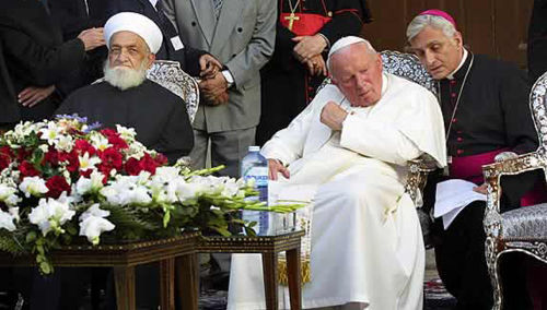 Anti-Papa Juan Pablo II y los musulmanes en la mezquita de Israel