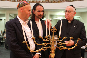 El nuevo antipapa Francisco celebró Janucá con los judíos argentinos en diciembre de 2012