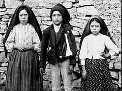 Los tres niños pastorcitos que vieron a la Madre de Dios en Fátima: Lucía, Francisco y Jacinta
