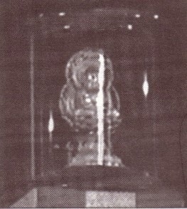 La estatua de buda sobre el tabernáculo en Asís iglesia catolica