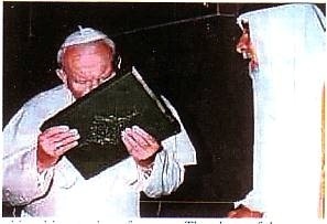 El 14 de mayo de 1999, Juan Pablo II reverenció y besó el Corán. iglesia catolica en españa madrid