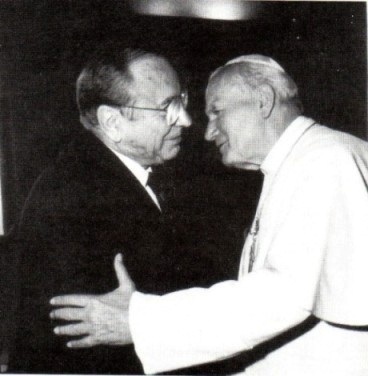 Juan Pablo II abrazando a su mejor amigo judío Jerzy Kluger. iglesia catolica