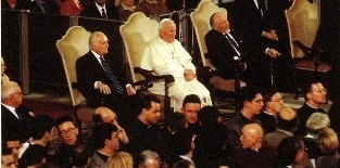 Juan Pablo II sentado junto al rabino judío para el concierto del Holocausto (un servicio de oración judío) en el Vaticano iglesia catolica