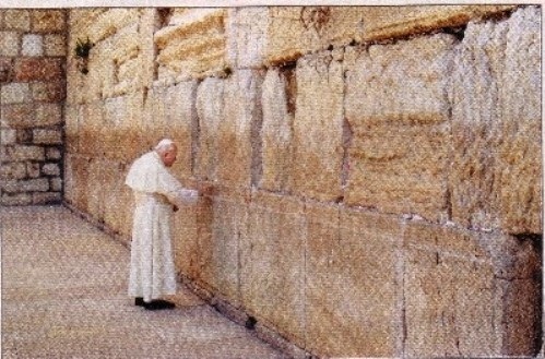 Juan Pablo II rezando en el Muro de los Lamentos iglesia catolica