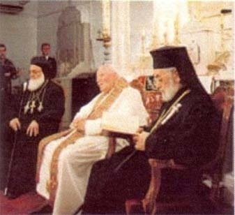 Juan Pablo II en la catedral “ortodoxa” siria junto a los patriarcas cismáticos Zakka I e Ignacio IV en 2001 iglesia catolica