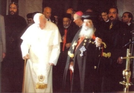 Reunión de Juan Pablo II con el obispo cismático de Alejandría, quien se hace llamar “Papa” Shenouda III iglesia catolica