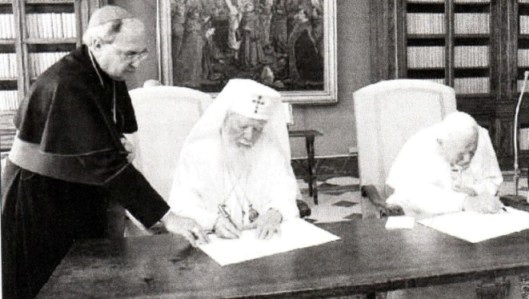 Juan Pablo II y Teoctist (el patriarca cismático de Rumania) en una declaración conjunta en la que renuncian mutuamente por la conversión del otro iglesia catolica