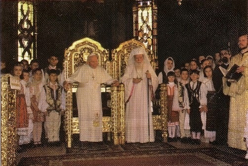 Aquí vemos a Juan Pablo II y el patriarca cismático Teoctist sentados en sillas al mismo nivel iglesia catolica