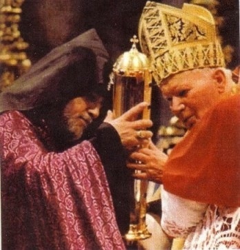 Juan Pablo II da una reliquia de San Gregorio el Iluminador al jefe de la “Iglesia” cismática de Armenia iglesia catolica