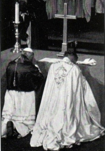 Juan Pablo II rezando junto al hereje y cismático “arzobispo” anglicano de Canterbury, quien no es más que un lego que se hace pasar por obispo iglesia catolica