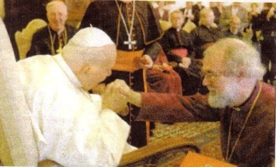 Juan Pablo II besando el anillo de Rowan Williams, el jefe de la secta anglicana, a quien también otorgó la cruz pectoral, a pesar que Williams es un laico iglesia catolica