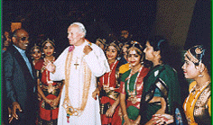 Antipapa Juan Pablo II tomando parte de ceremonias paganas.