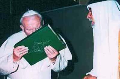 Juan Pablo II besando el Corán, el libro de los infieles musulmanes. Este es un acto de apostasía!