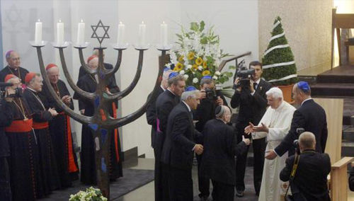 El Antipapa Benedicto XVI en una sinagoga durante su visita a Alemania en 2006.