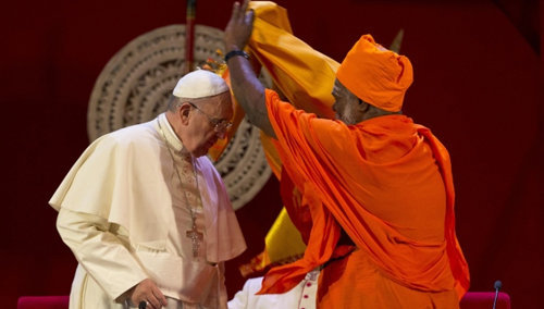 El Antipapa Francisco con un hindú durante un encuentro interreligioso en Sri Lanka el 13 de enero de 2015