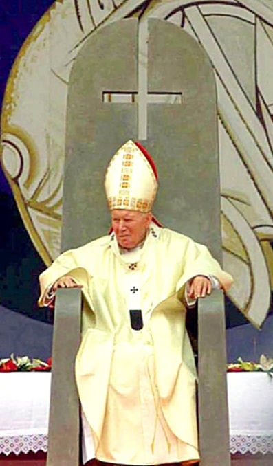 El Anticristo Juan Pablo II en Israel sentado en una silla con una cruz invertida sobre su cabeza, el 24 de marzo de 2000.