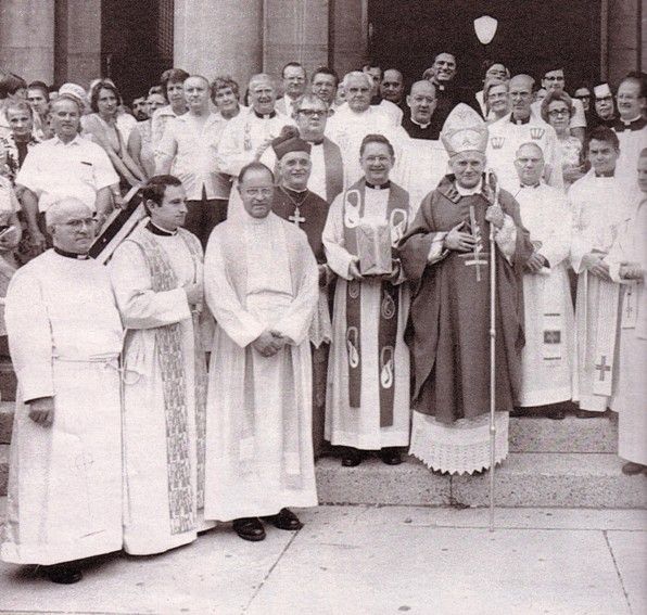 El Anticristo Juan Pablo II en Detroit, antes de convertirse en antipapa, usando en sus paramentos una cruz invertida.