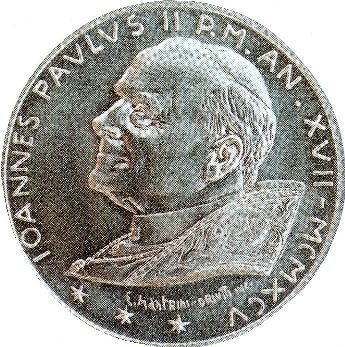 Moneda con la imagen del Anticristo Juan Pablo II. Nótese las 3 estrellas con seis puntas cada una, lo que da 6, 6, 6.