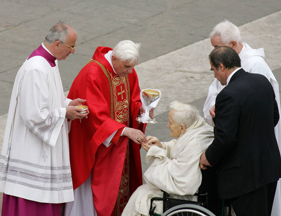 Anti Papa Benedicto XVI le da ‘Comunión’ en la mano al protestante Roger Schutz