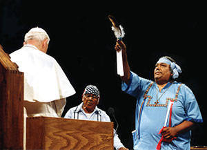 Anti Papa Juan Pablo II recibiendo "bendición" en ritual pagano en Arizona