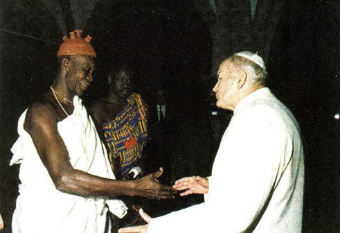 Anti Papa Juan Pablo II reza con animista africano (brujo)