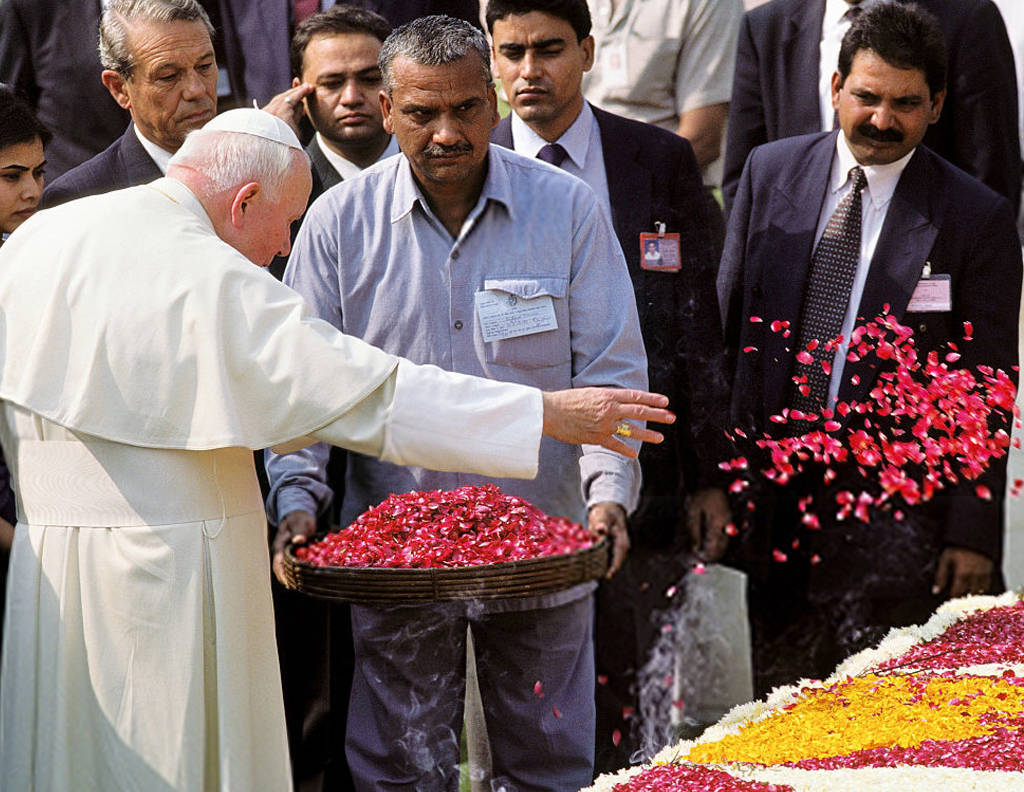 Anti Papa Juan Pablo II avienta flores a la tumba de Gandhi