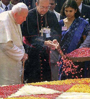 Anti Papa Juan Pablo II en la tumba de Gandhi hindú