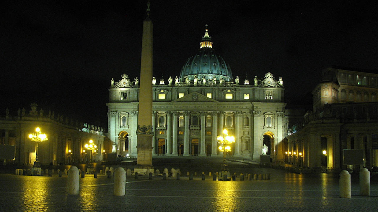 Basílica de San Pedro en el Vaticano de noche