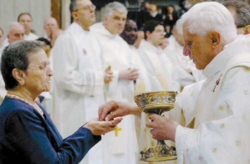 Anti Papa Benedicto XVI da la ‘Comunión’ en la mano
