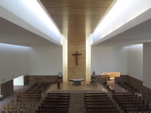 Interior de iglesia con nueva misa y mesa altar