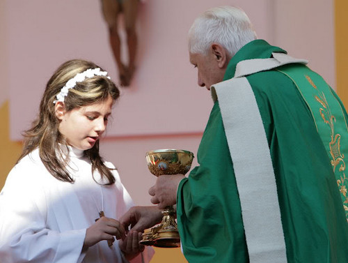 ‘Comunión’ en la mano en Primera ‘Comuniön’ por Benedicto XVI