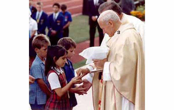 ‘Comunión’ en la mano por Anti Papa Juan Pablo II