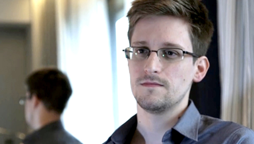 Edward Snowden durante la entrevista con The Guardian