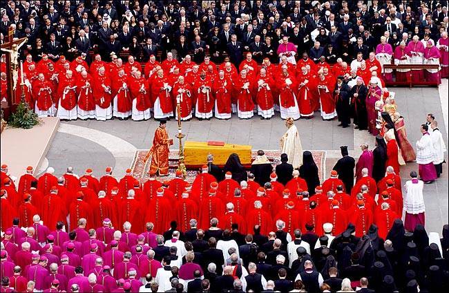 Un cardenal viste una faja roja o escarlata y un obispo una faja púrpura