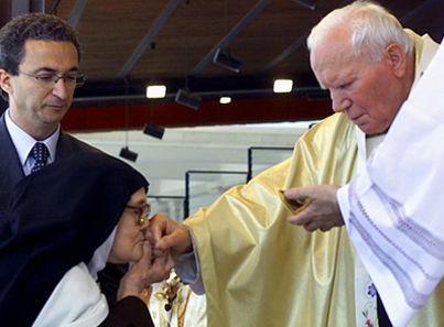 la “Hna. Lucía” besando la mano de Juan Pablo II inmediatamente después de recibir la “comunión”