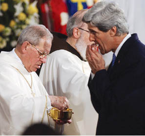 El senador abortista John Kerry recibiendo la “comunión