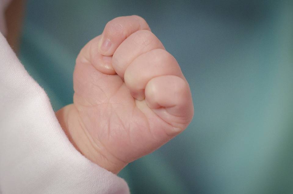 Niño Tomás de Aquino con papelito de "Ave María"