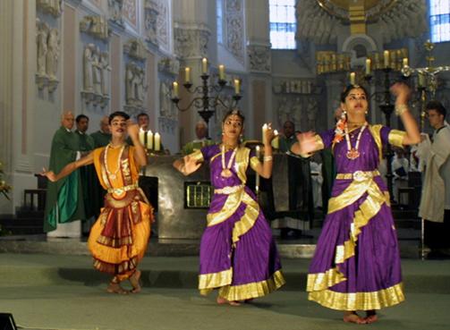 Nueva misa con bailarinas y danza hindú