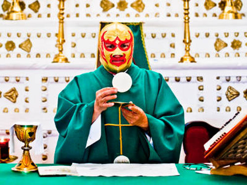 Fray Tormenta con máscara de luchador diciendo no la misa en latín, sino la nuva misa