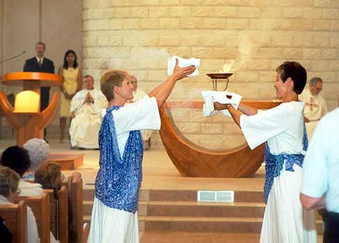 Nueva misa donde las monjas se visten como vírgenes paganas presentando ofrendas