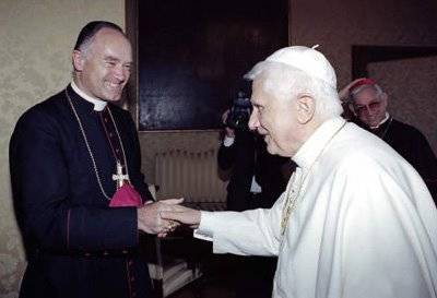 Mons. Bernard Fellay saludo masónico con Anti Papa Benedicto XVI