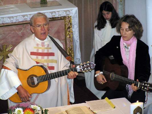 ‘Sacerdote’ con guitarra y una mujer en el altar en la Nueva Misa