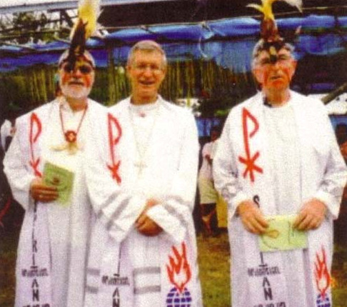 Nuevas misas con sacerdotes vestidos con trajes nativos paganos