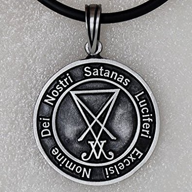 Un colgante que contiene el Sigilo de Lucifer (también conocido como el Sello de Satanás).