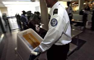 Alegadamente los agentes arrrestados dejaban pasar equipaje con grandes cantidades de droga. 