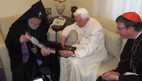 Anti Papa Benedicto XVI con cismático “patriarca” Karekin II en Mayo 2014